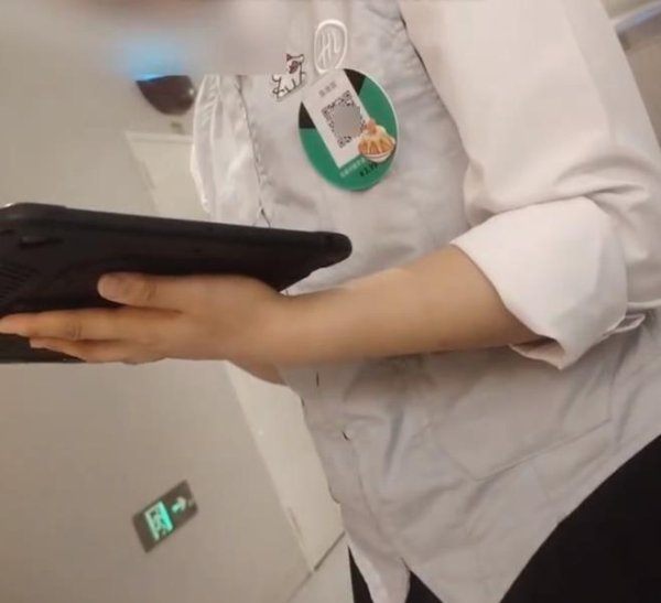 360配资 吃海底捞要给小费了? 有店员戴“打赏码”服务, 品牌方回应